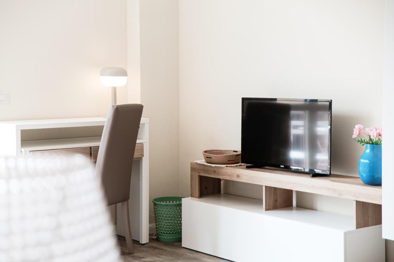 Lovely Suite With Private Parking In Como Exteriör bild